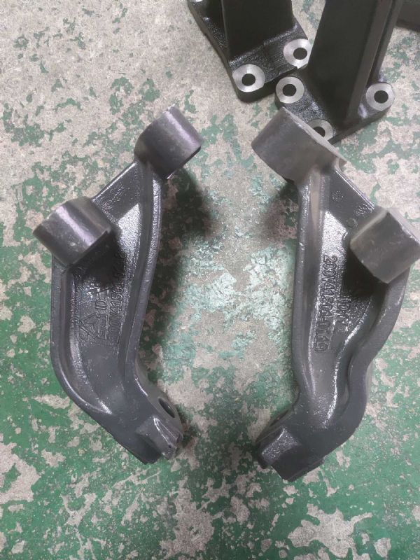 发动机前右支架