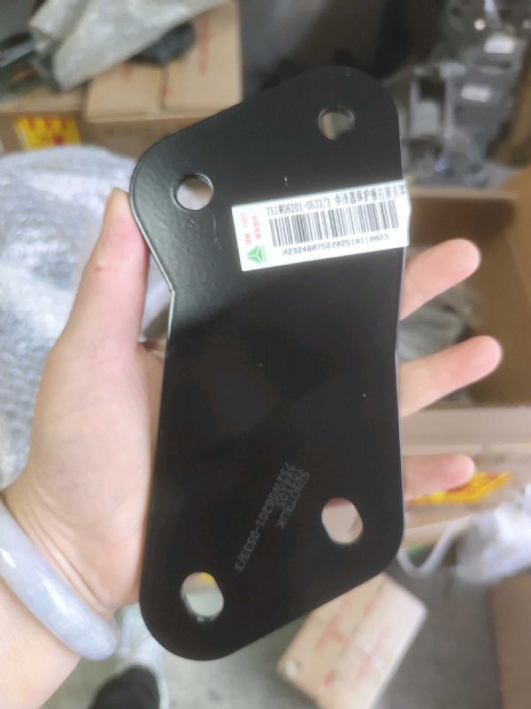 中冷器保护板右前支架