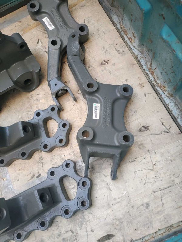 减震器右下支架分装总成