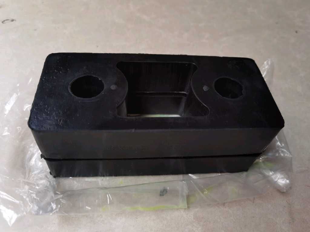 09款HOWO水箱胶垫图2