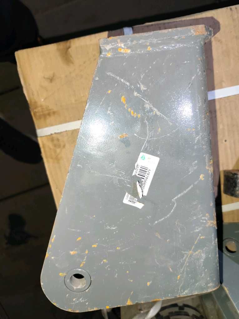 前桥减震器支架