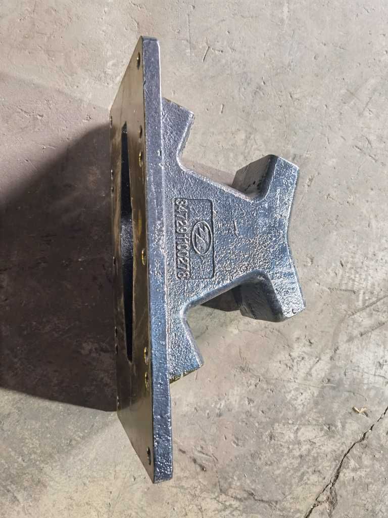 推力杆上支架 梁端右