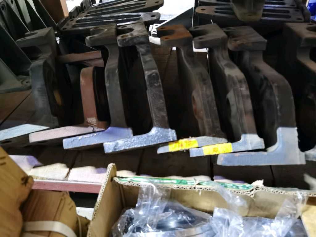 后分室支架 中右